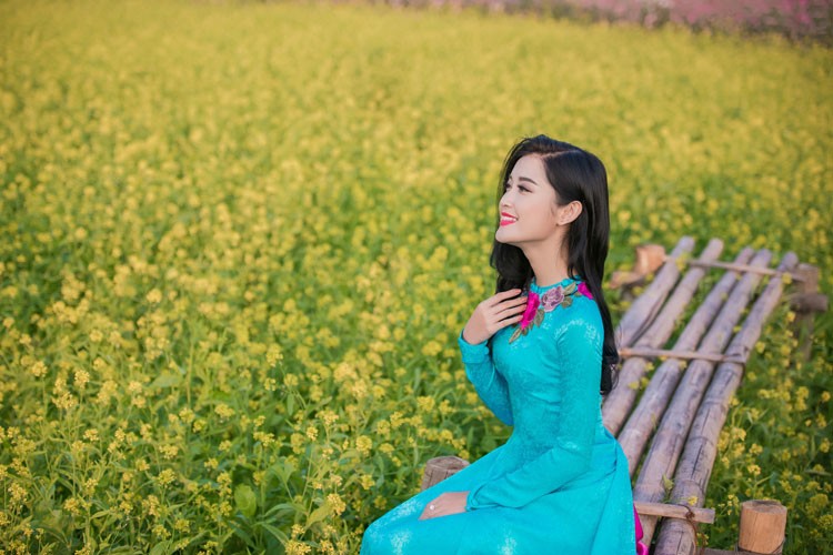 A hau Huyen My dep thien than voi ao dai Xuan-Hinh-9